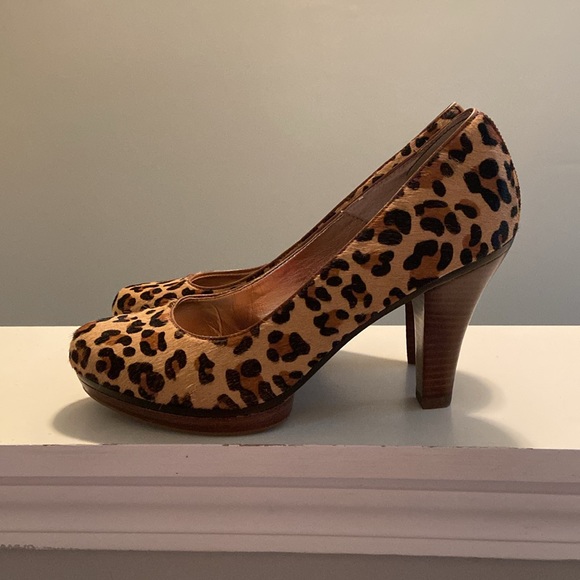 Hot Pair of Leopard Print Broadway Pumps by Sofft - Picture 5 of 10